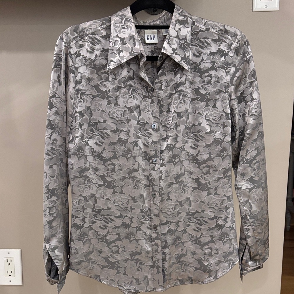 GAP 100% Silk Blouse Gray Floral Jacquard Button Up